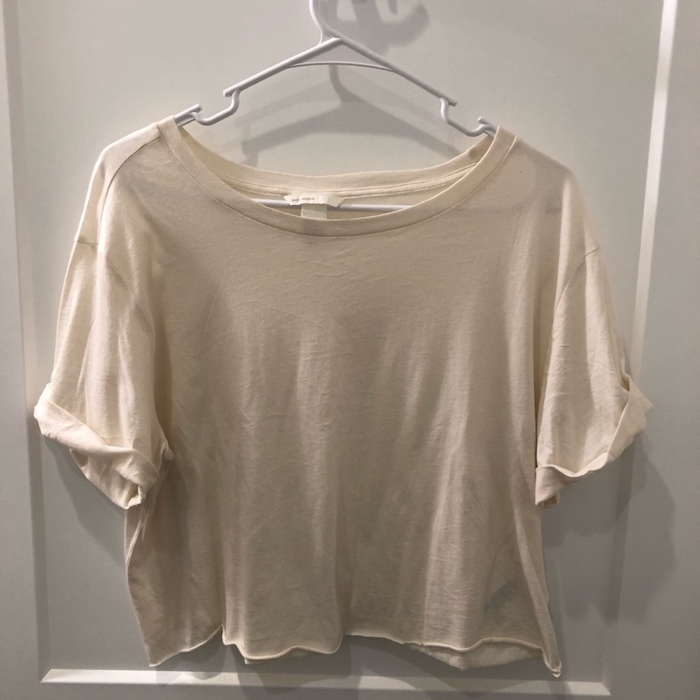 Cropped off white tee